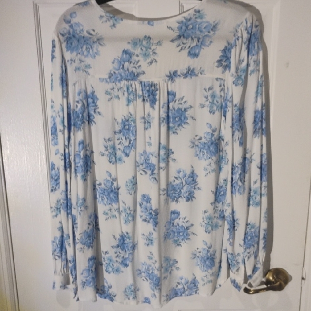 Chelsea & Theodore White and Blue Floral Blouse - Picture 6 of 9